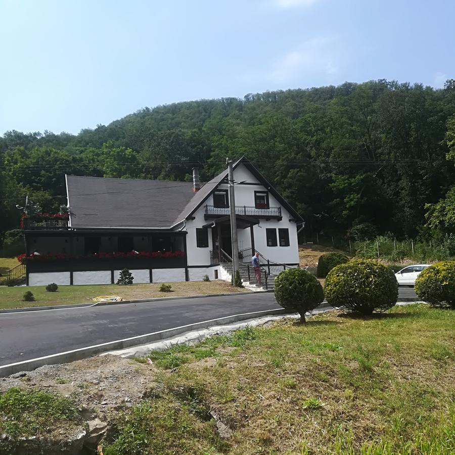 Penzion A Restauracia Hanisberg Krupina Exterior photo